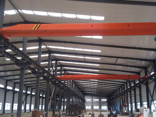 安裝單梁起重機(jī)主梁離屋頂最小距離多少？