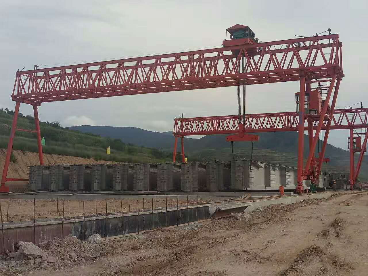 使用提梁機(jī)而不是龍門(mén)吊的原因