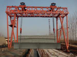 提梁機在結(jié)構(gòu)和功能上都有一些復(fù)雜性